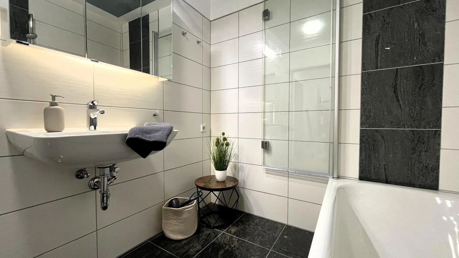 Apartment Wohnperle Neustadt - Zentral, Kostenloser Parkplatz, Lift, Klimaanlage Dresden Germany
